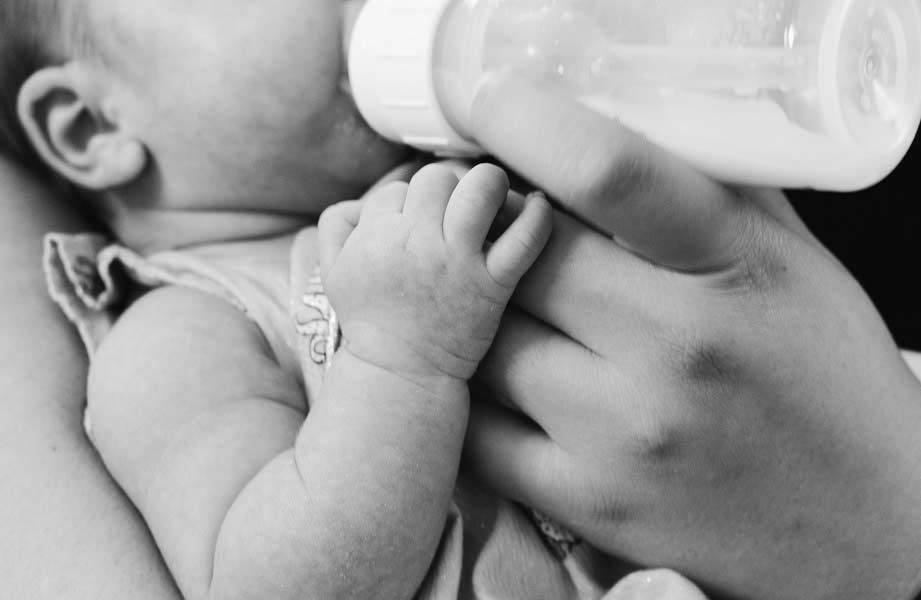 Cómo dar el biberón correctamente a tu bebé recién nacido?